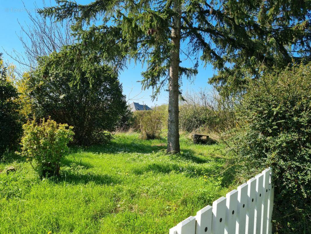 Terrain à SAINT-JULIEN-DE-VOUVANTES