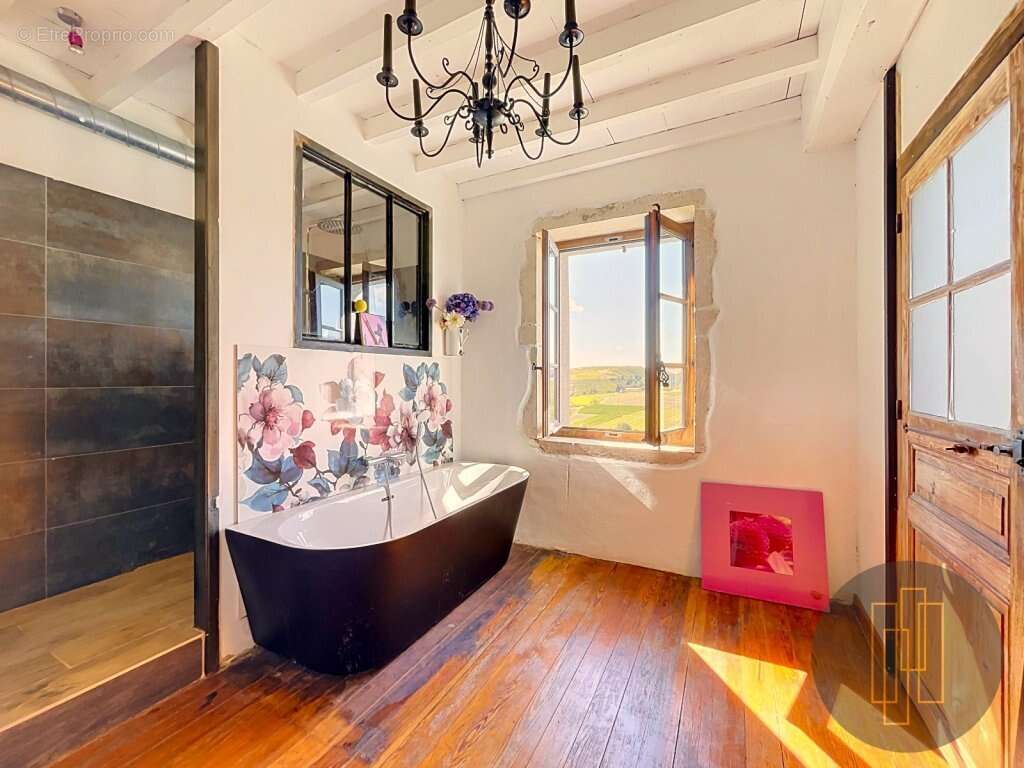 Propriété de charme de 522m2 avec piscine et vue dégagée - photo 11