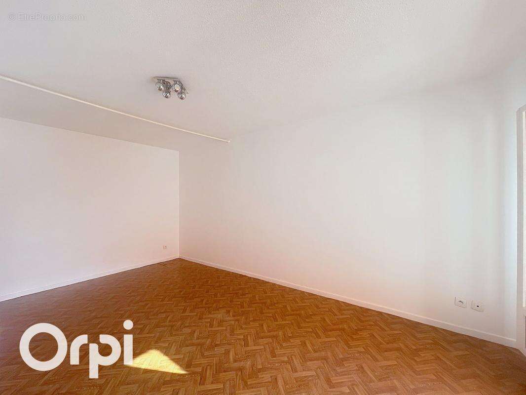 Appartement à SAINT-LAURENT-DU-VAR