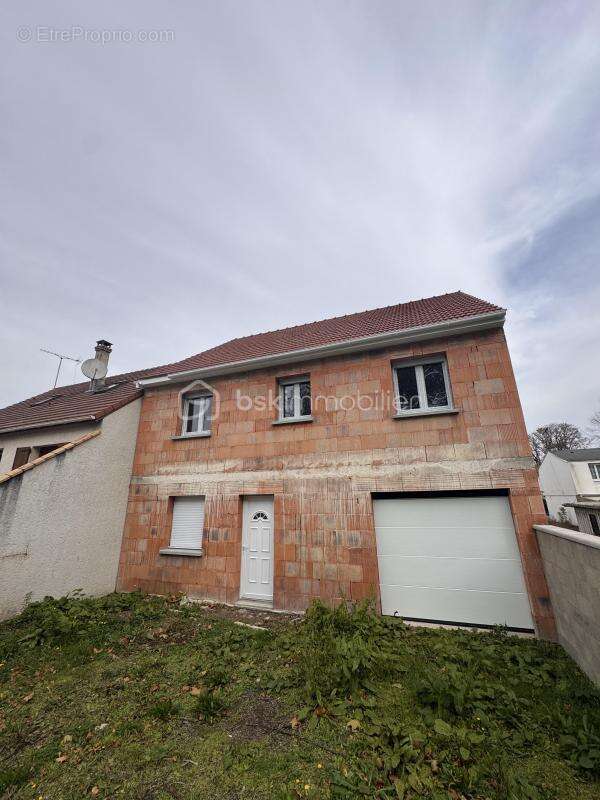 Maison à LE THILLAY