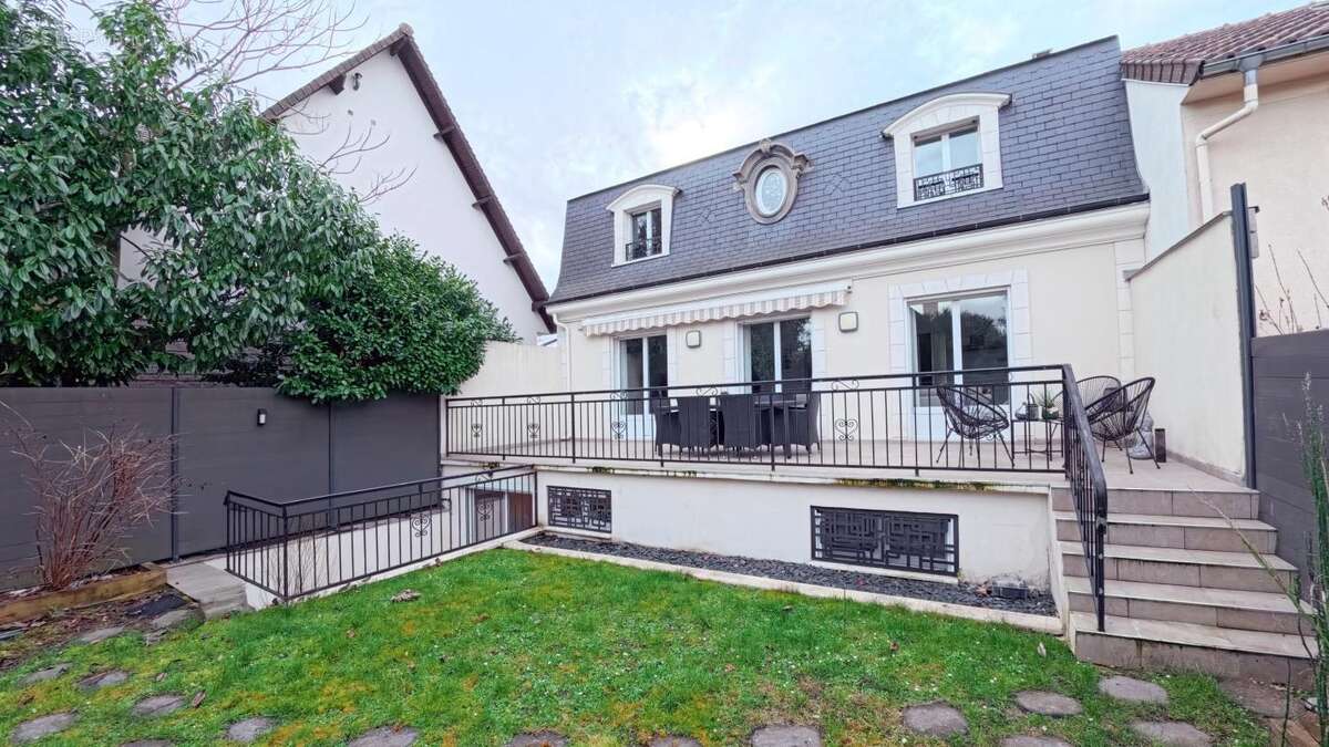 Maison à CHENNEVIERES-SUR-MARNE