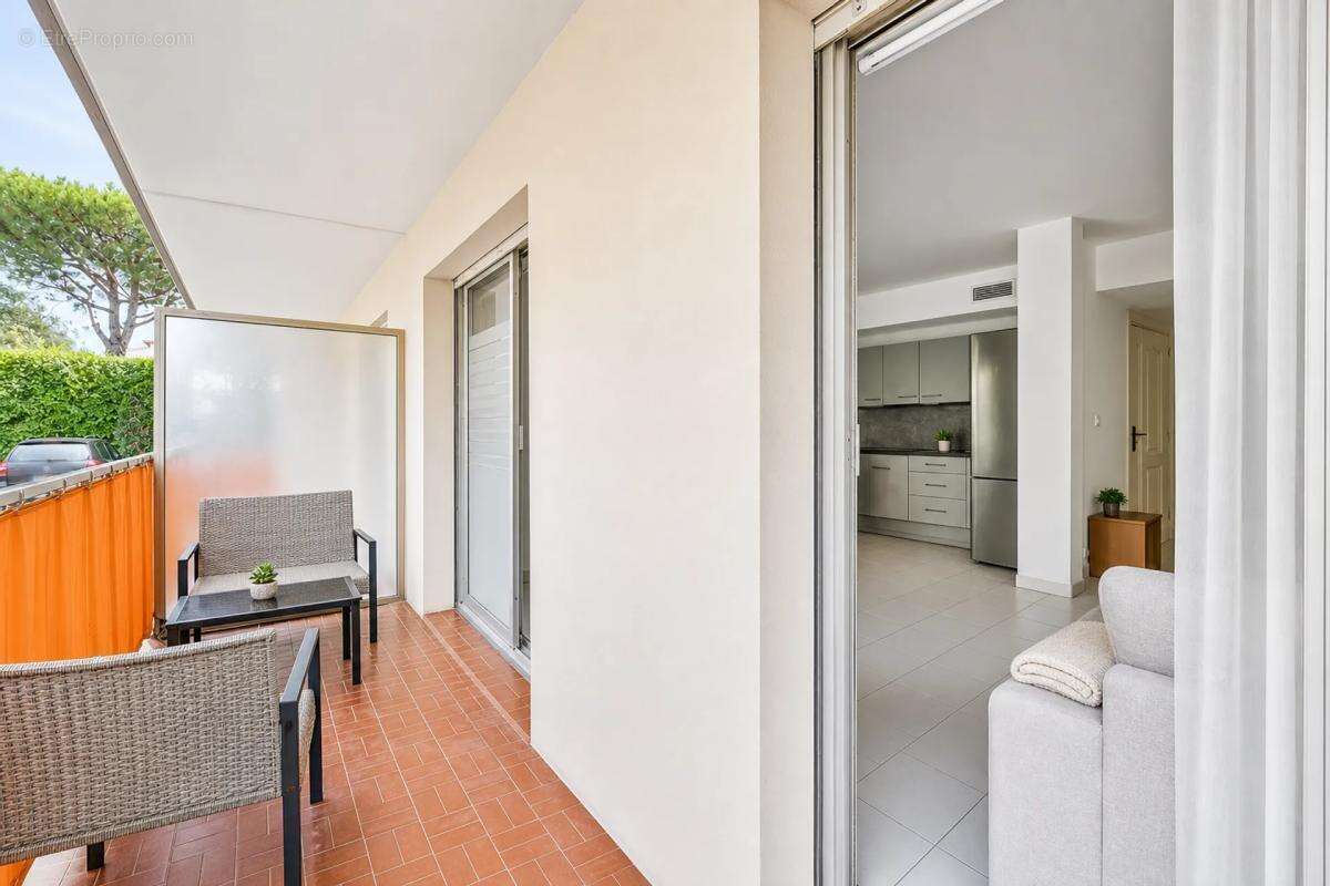 Appartement 2 pièces de 55 m² à Saint-Laurent-du-Var - photo 2