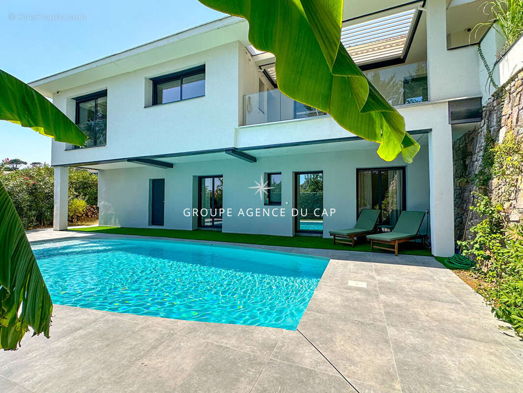 A vendre villa vue mer environ 200 m2 entierement renovee offrant 5 chambres dont 4 en suite piscine garage a saint aygulf - photo 16