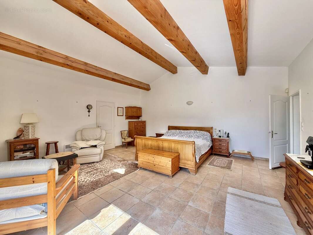 Maison de plain-pied rénovée avec 4 chambres, piscine et garage - photo 8