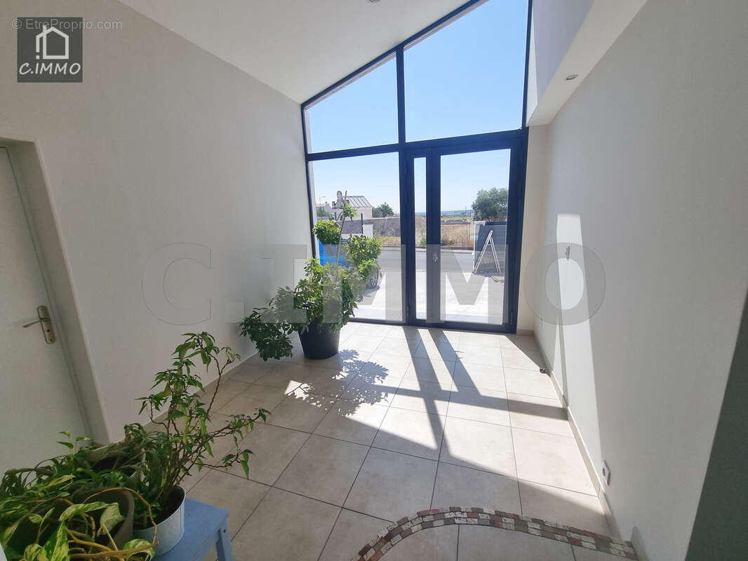 Villa de PP de 150 m2 de type 5 avec bureau, buanderie, piscine et garage - photo 20