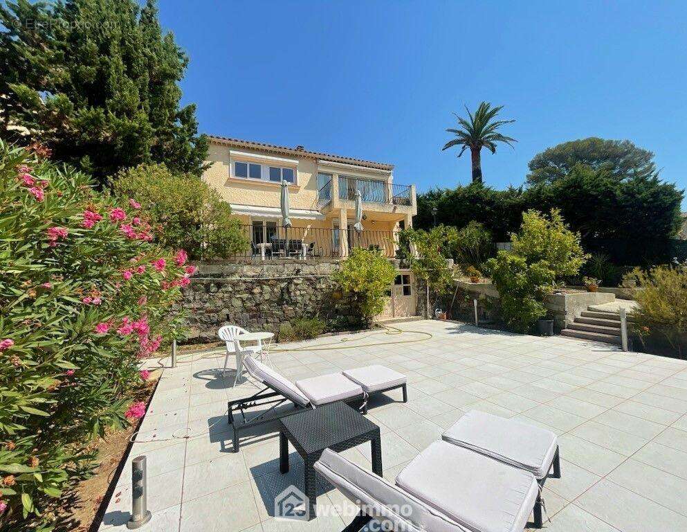 Grande terrasse ensoleillée idéale pour prolonger l?espace de vie autour d?une future piscine. - Maison à FREJUS