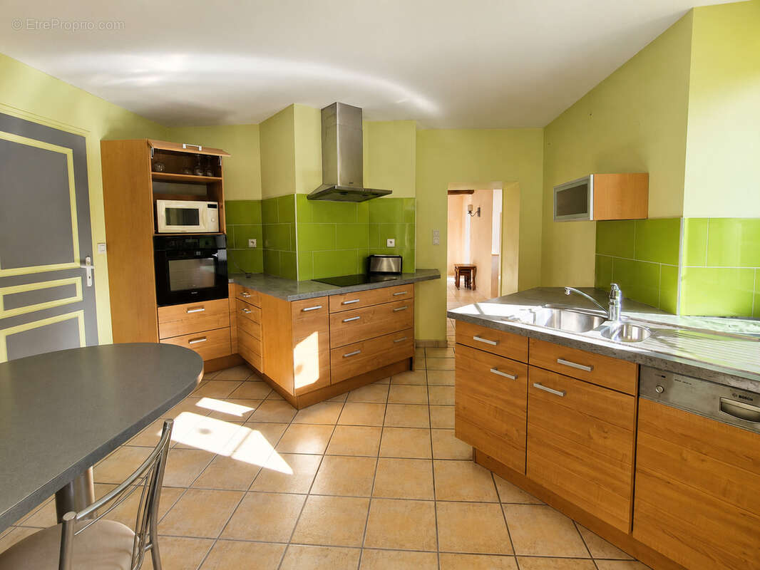 Maison en pierre avec dépendances, caves et grand terrain - photo 3