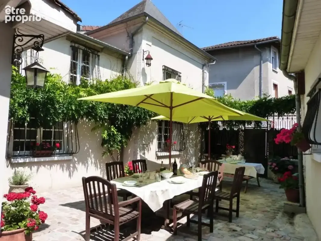 Maison de Maitre Bon Etat, Meublée, Cour; Commerces a pied - photo 2