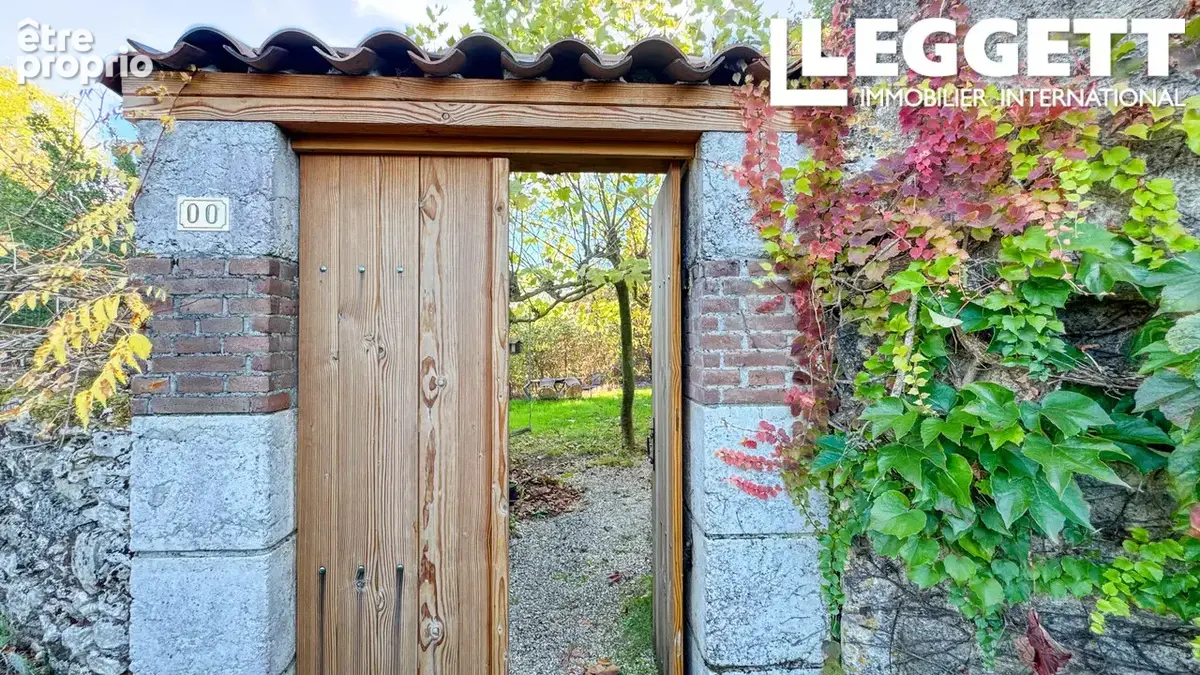 Charmante maison de village en pierre avec jardin secret, garage, belle vue et beaucoup de potentiel ! - photo 3