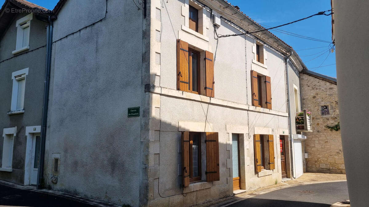 Au coeur du bourg, proche commodités - photo 3