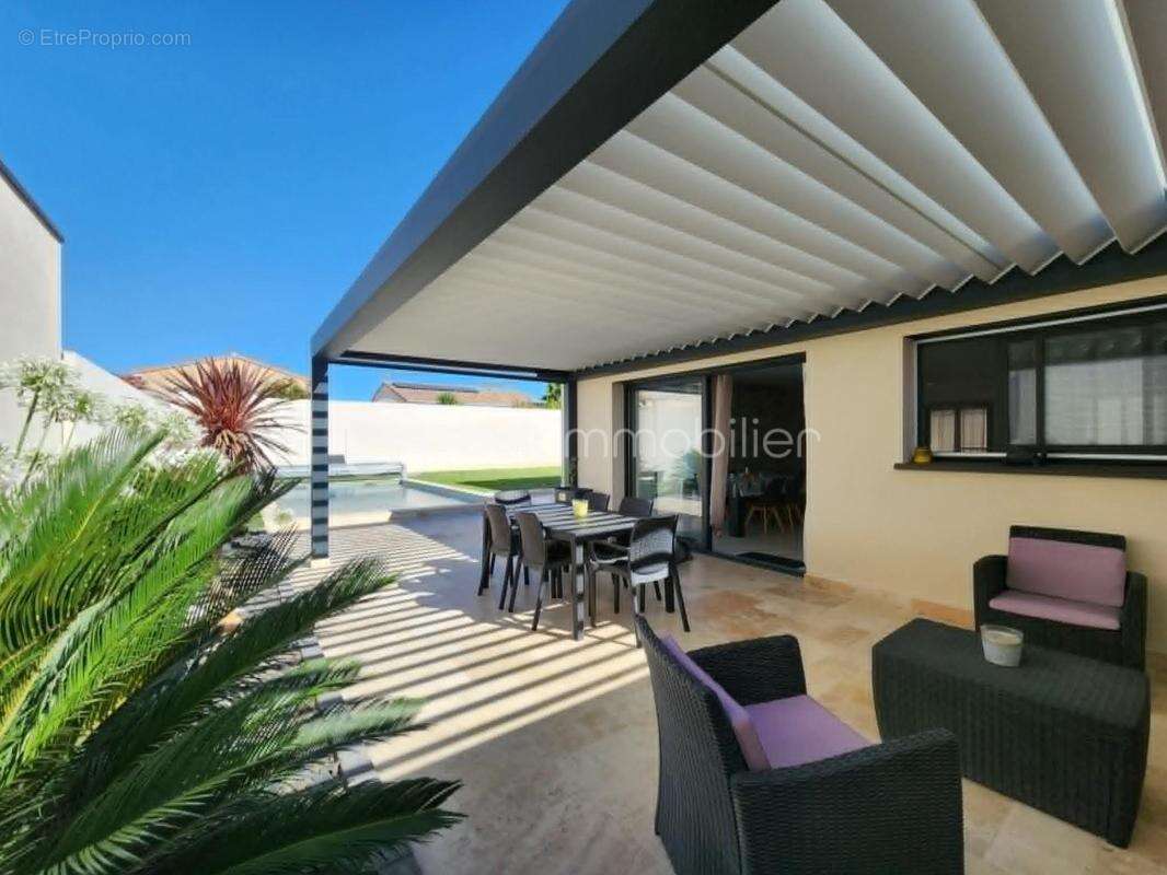 EXCLUSIVITÉ – Superbe villa de plain-pied avec 4 chambres, piscine maçonnée et boulodrome près de Pézenas (à Tourbes) - photo 6