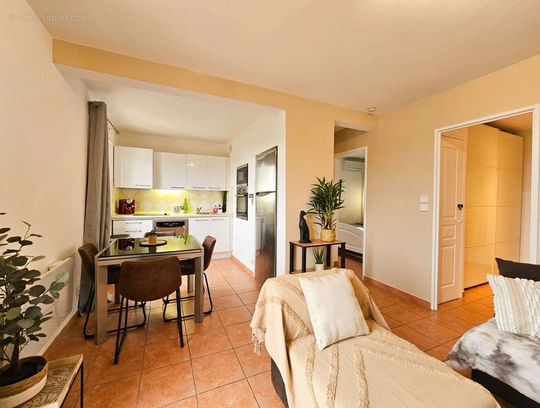 Appartement à ROQUEBRUNE-SUR-ARGENS
