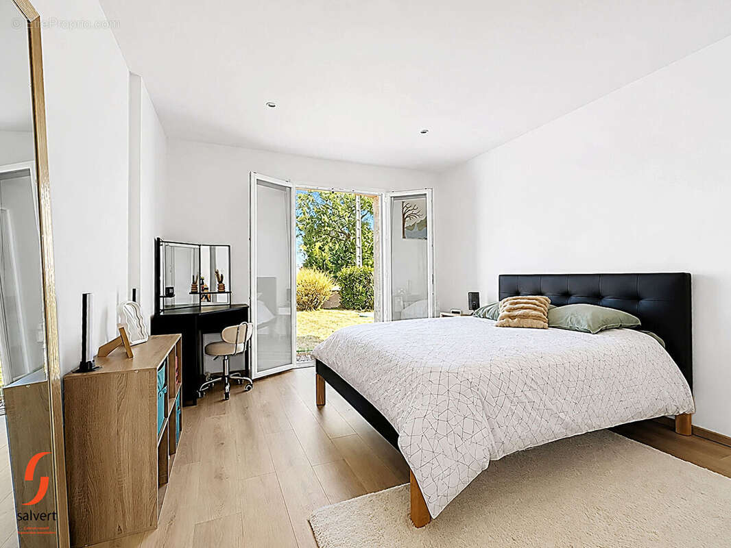 A vendre, Maison de plain pied 5 chambres  et un bureau, jardin de 1390m2 - photo 14