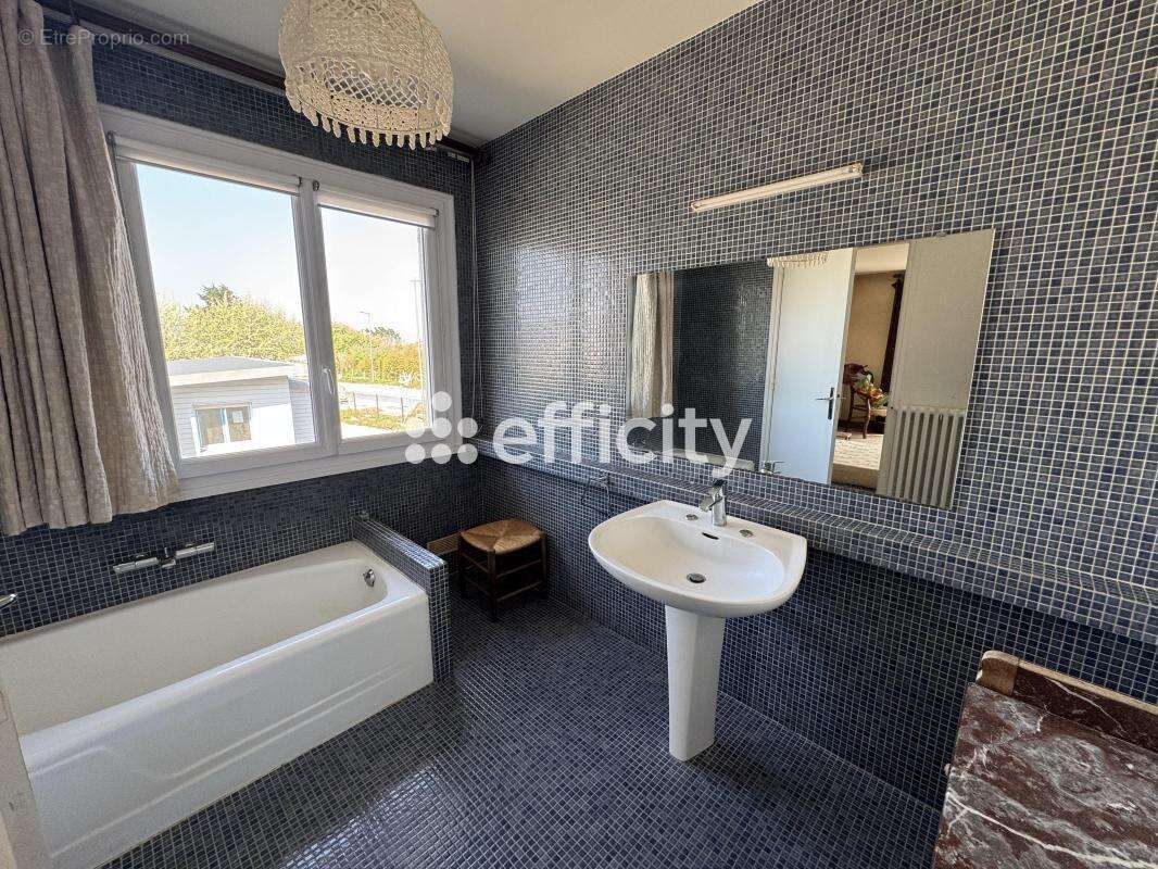 Maison 230 m² à Saint-Come-De-Fresne  - photo 22