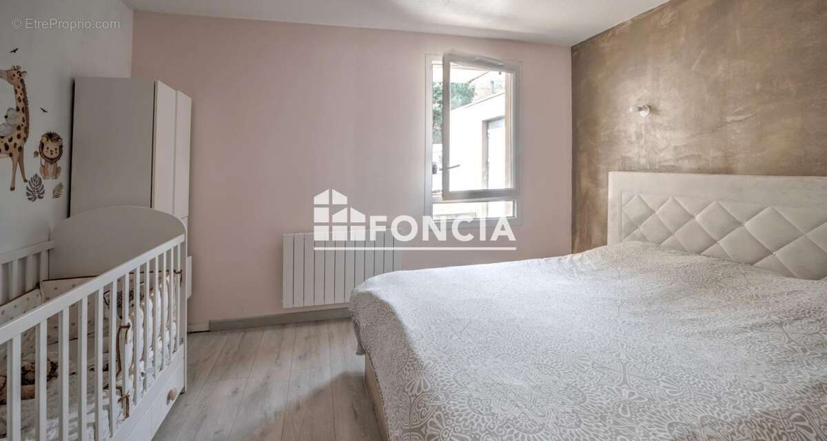 Appartement à PERON