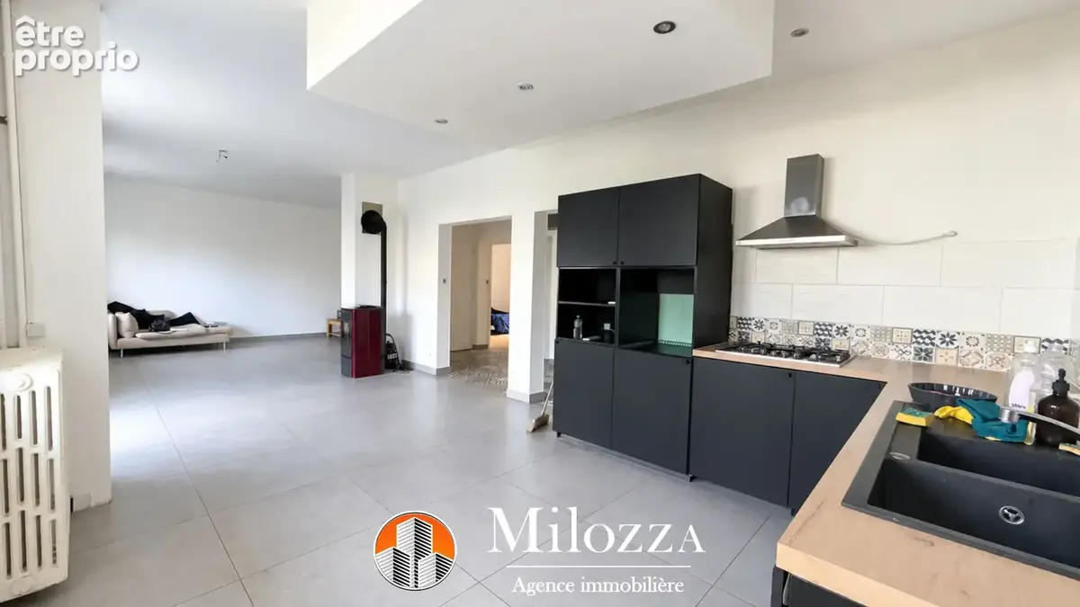 Vaulx-Milieu - Maison 161 m², 4 chambres, terrasse et sous-sol - photo 2