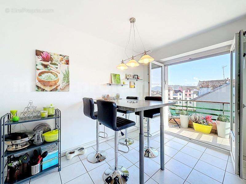 Appartement_T4_Annemasse_transformé_en_T3_Proche_Genève_Ceva_tram_Suisse_investissement_hyper_centre_Séjour_Halle_cuisine_séparée_ - Appartement à ANNEMASSE