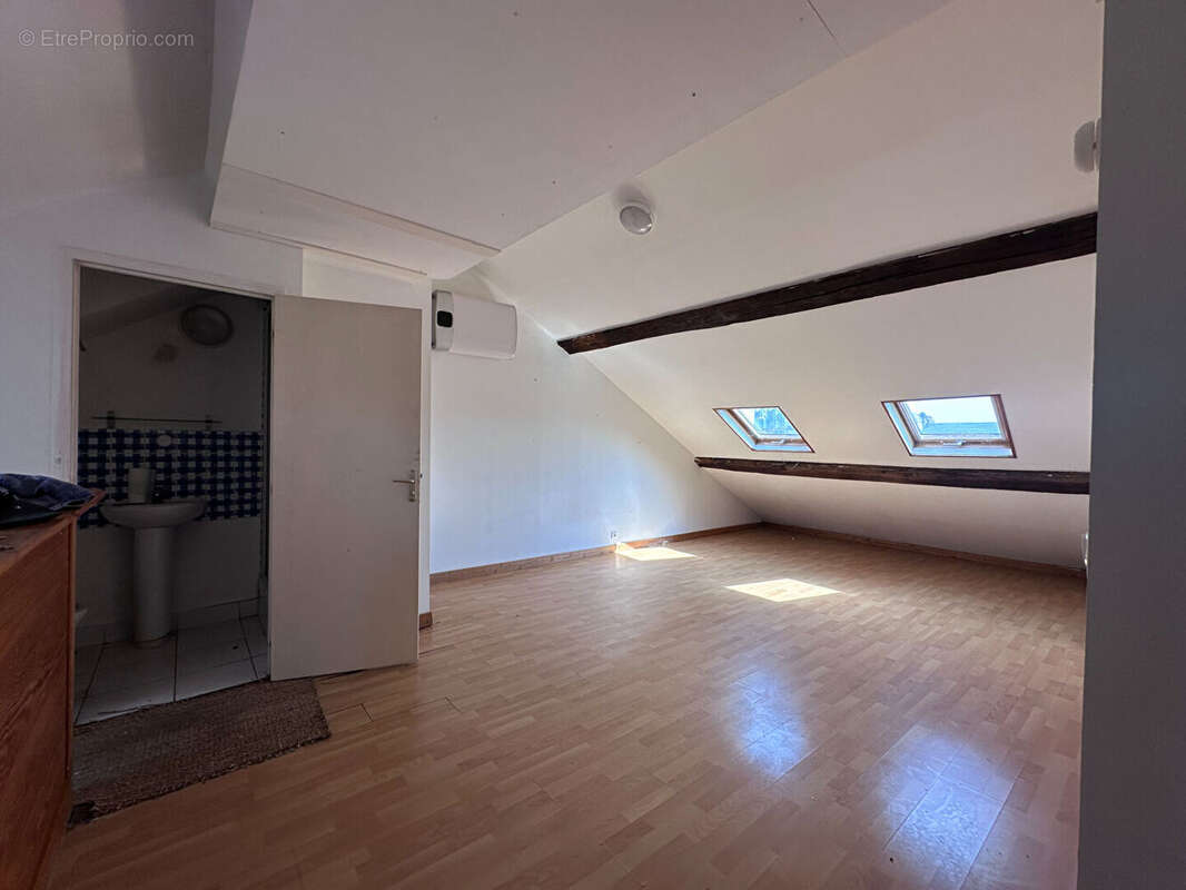 Deux studios à réunir en dernier étage avec ascenseur et vue dégagée - photo 2