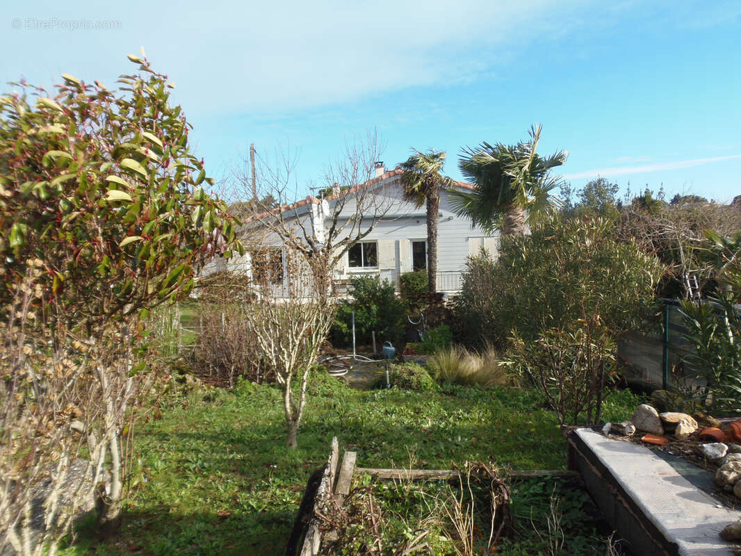 Maison à CHENAC-SAINT-SEURIN-D'UZET