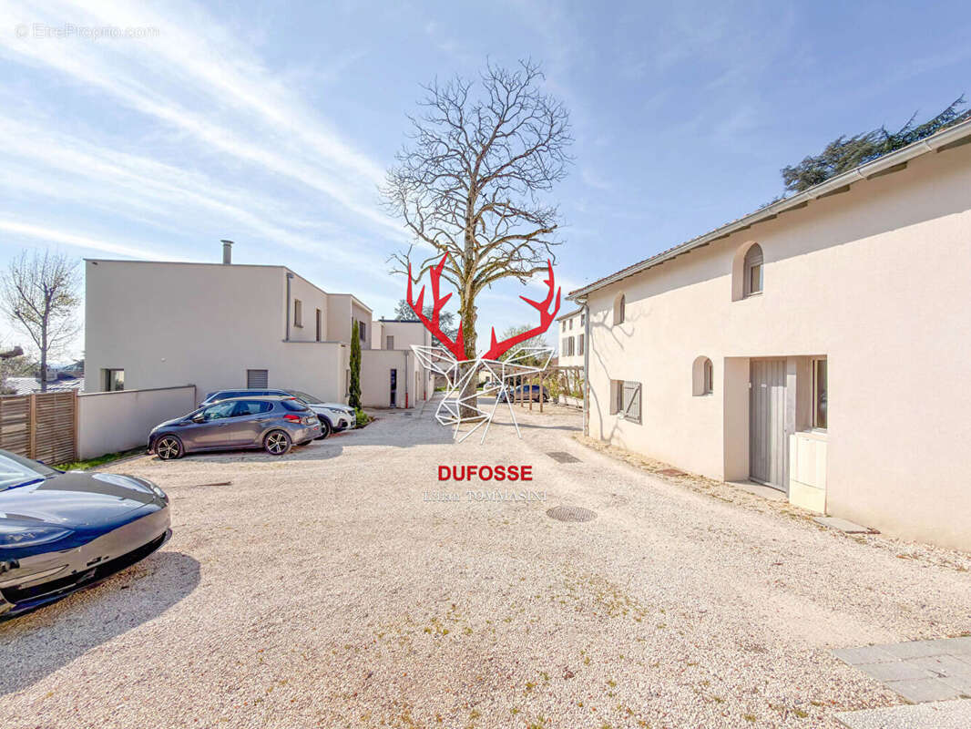 Appartement à LA TOUR-DE-SALVAGNY