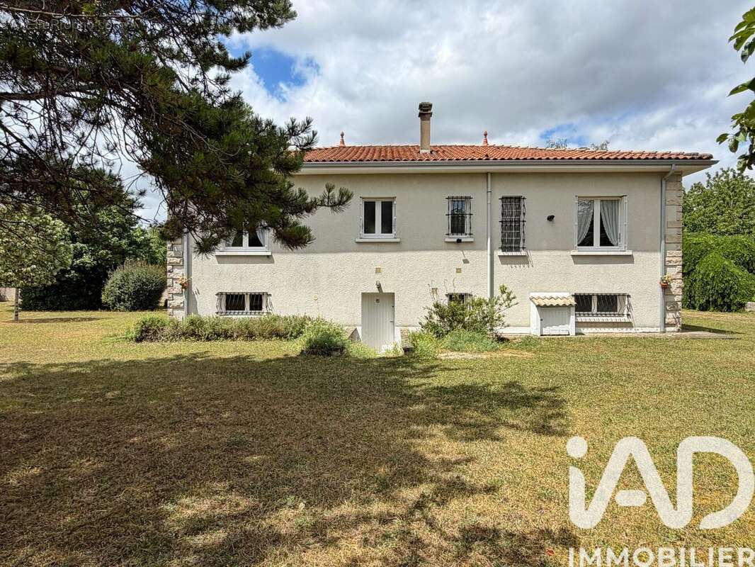 Maison 119 m² à Puyreaux  - photo 8