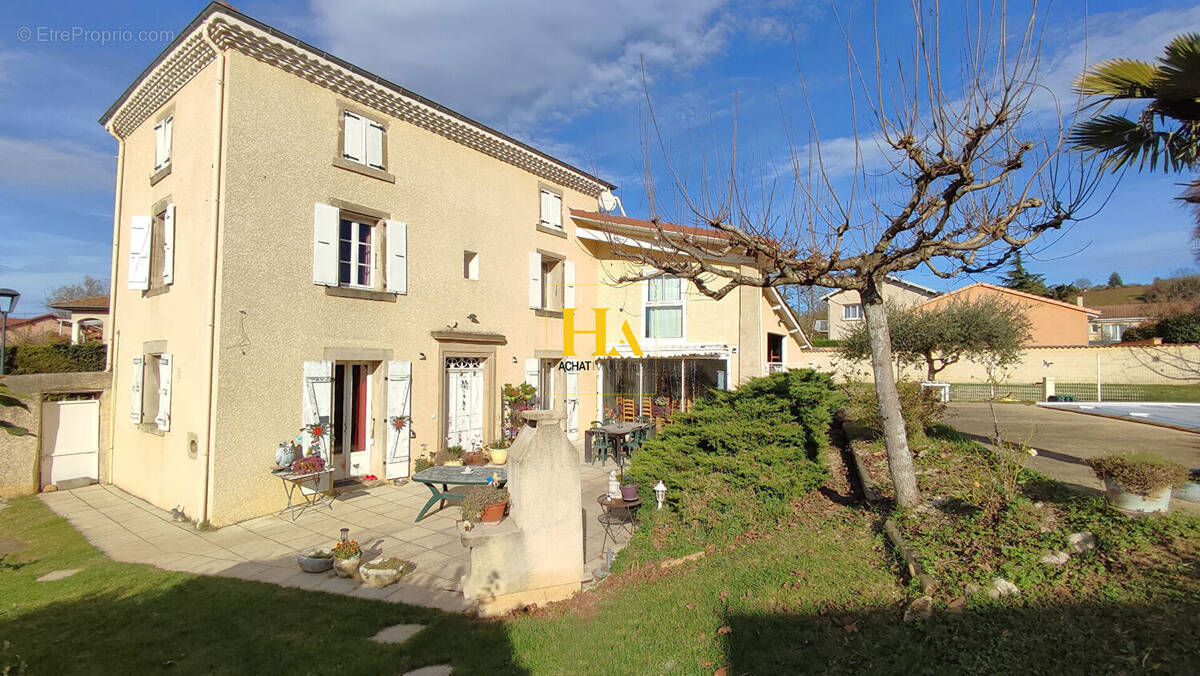 Maison à CHANOS-CURSON