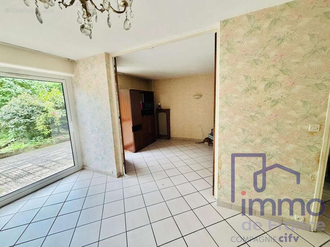 Appartement à SAINT-PRIEST-EN-JAREZ