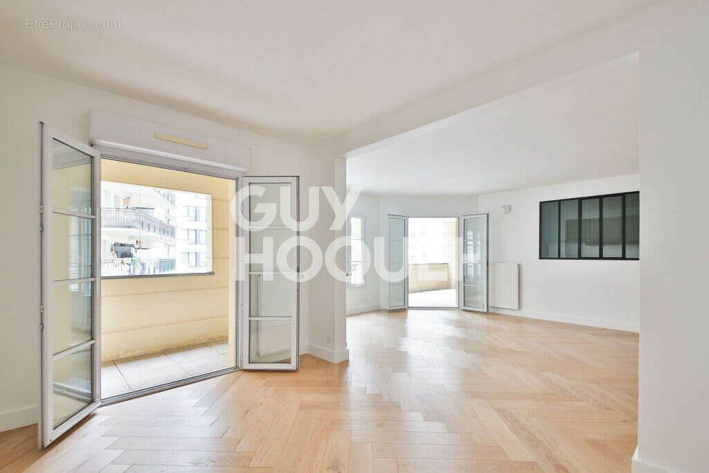 Appartement à COURBEVOIE