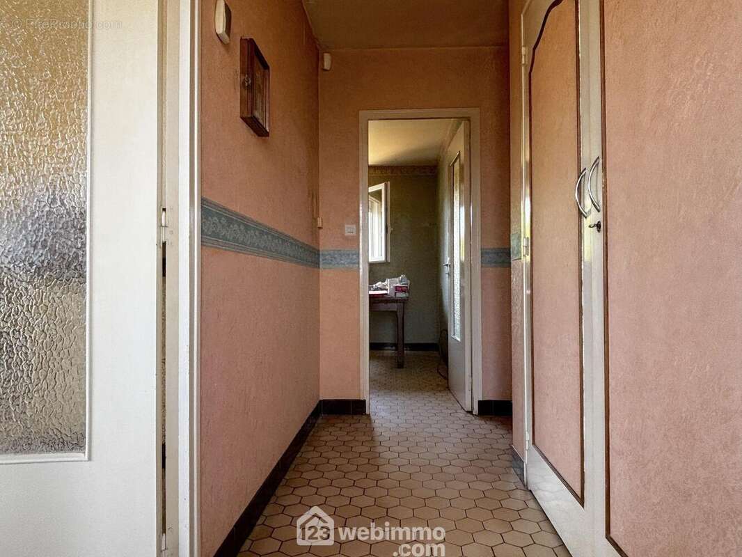 ... donne accès à l'entrée, qui distribue à gauche :
