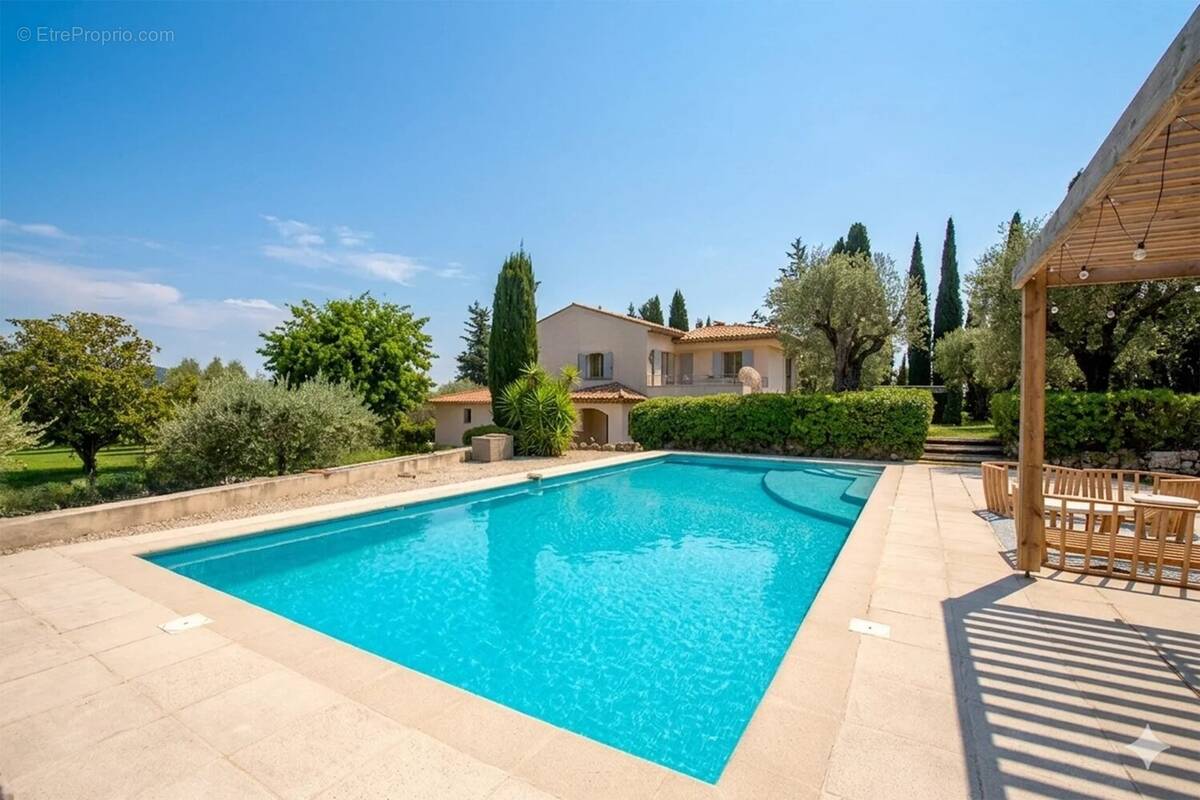 Maison à CHATEAUNEUF-GRASSE