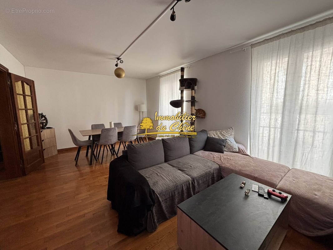 Salon T5 - Appartement à LUXEUIL-LES-BAINS