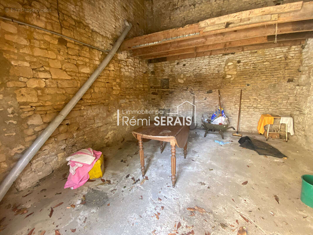 Maison à rénover avec dépendances et combles exploitables près de Potigny - photo 11