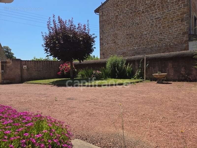 Charme de l'ancien : Maison familiale avec jardin, offrant 240m2 de surface totale au sol - photo 3