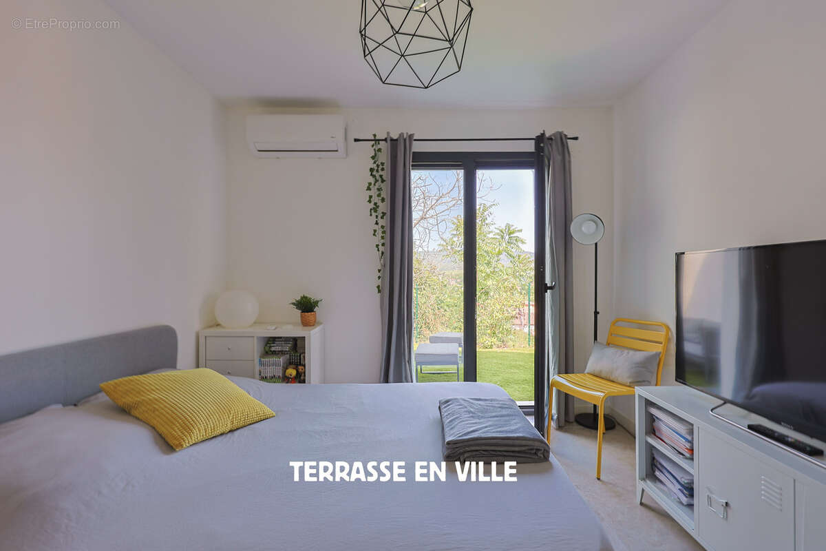 Maison à SAINT-CYR-SUR-MER