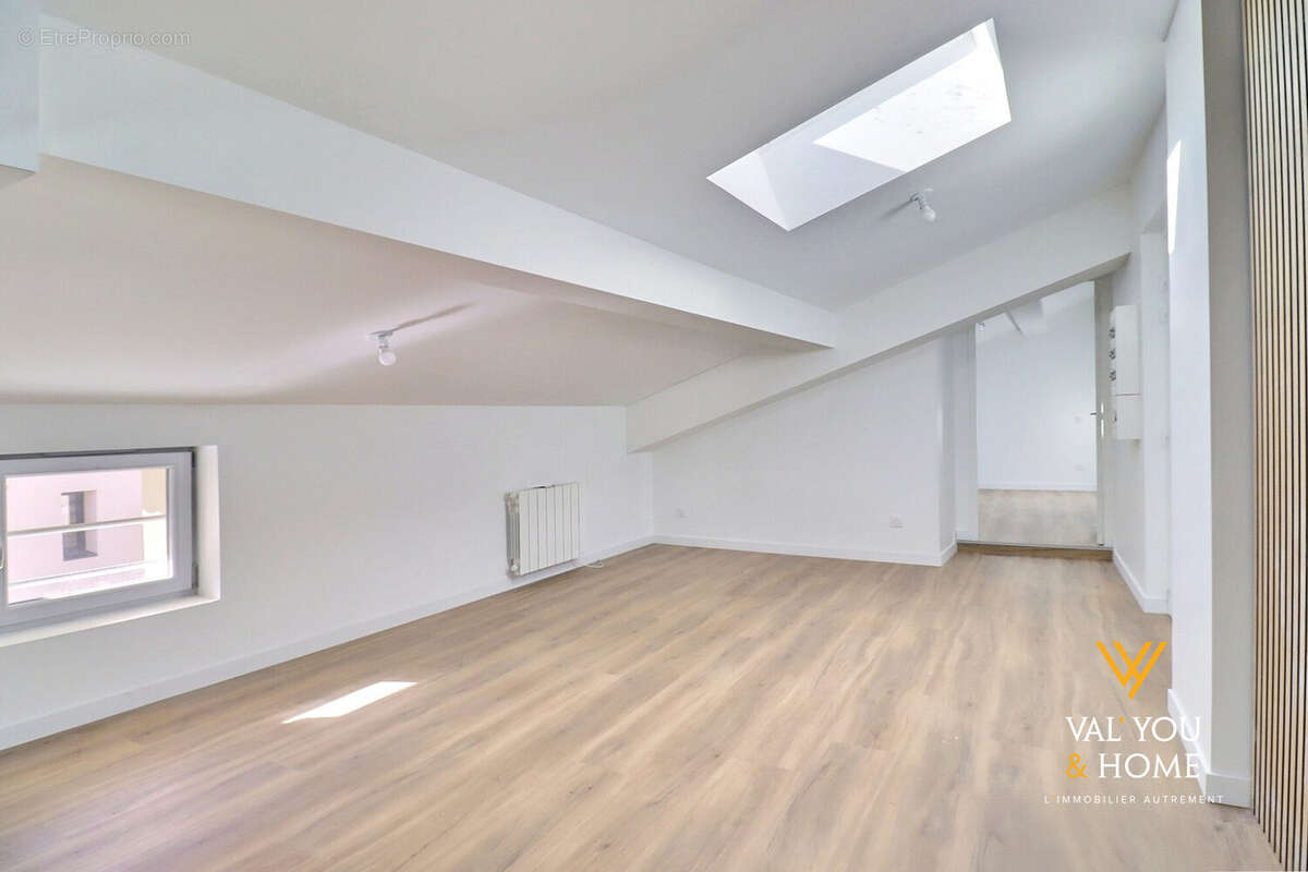 Appartement à LA TOUR-DE-SALVAGNY