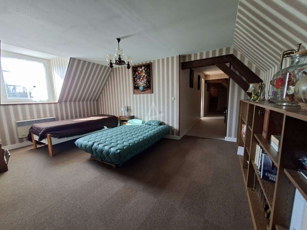 Rare sur le marché, cette belle longère de caractère de 168 m2 habitables, implatntée sur un beau terrain de 1126 m2 avec piscin - photo 14