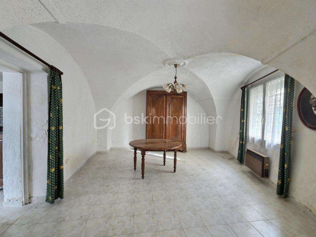 MILHAUD – Maison de village avec travaux et très fort potentiel - photo 7