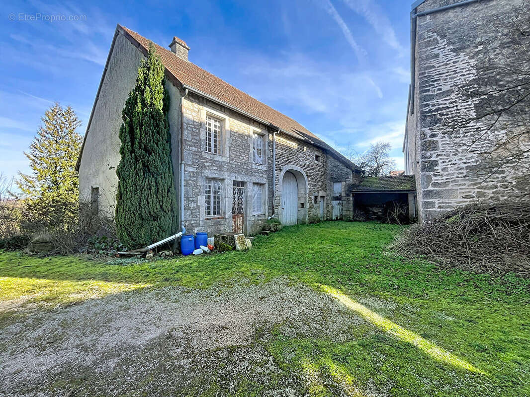 Maison à SAINT-BROING-LES-MOINES