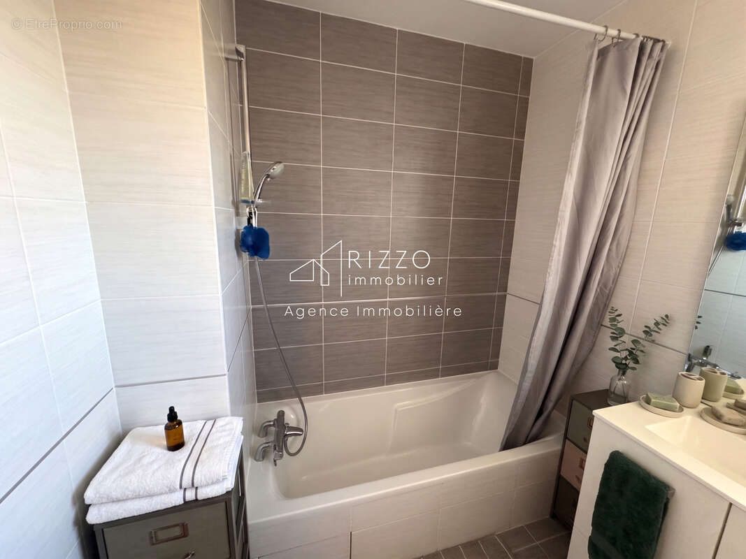 Appartement à PERON