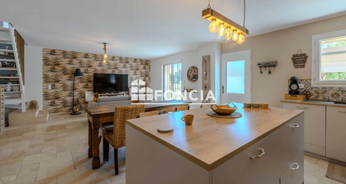 Exclusivité FONCIA, Mas de 138 m2 sur terrain de 700 m2 avec VUE sur les champs de lavande et GARAGE privatif - photo 5