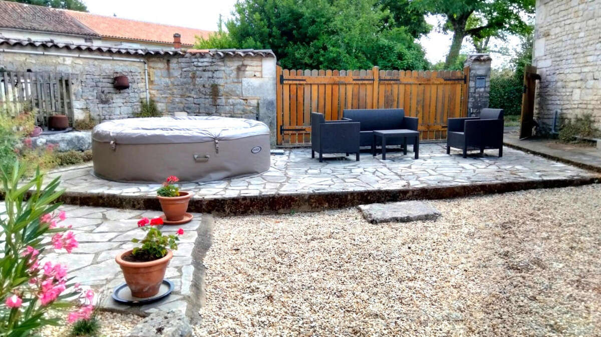 COUR - Maison à AUNAC