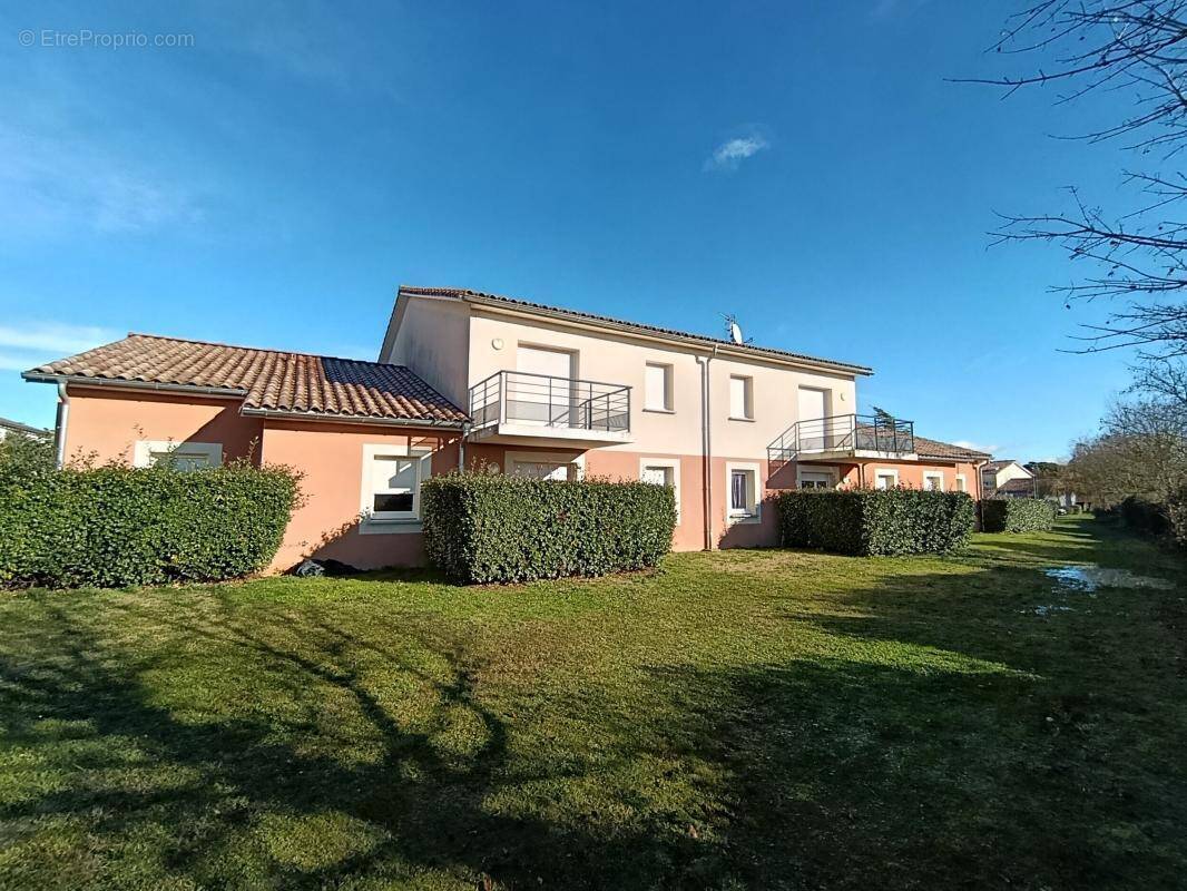 Appartement à PINS-JUSTARET