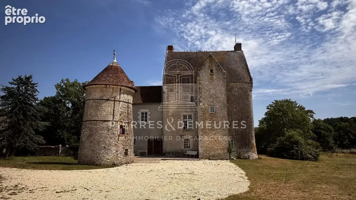Domaine avec manoir et ses annexes sur 176ha de prairie et bois - photo 2