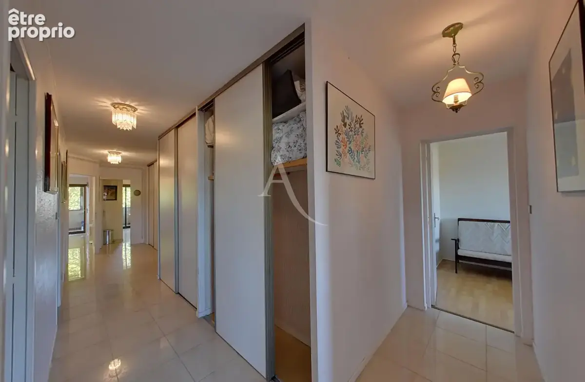 MONTAUBAN, centre ville, T4 traversant, ascenseur au palier, garage, loggia - photo 8