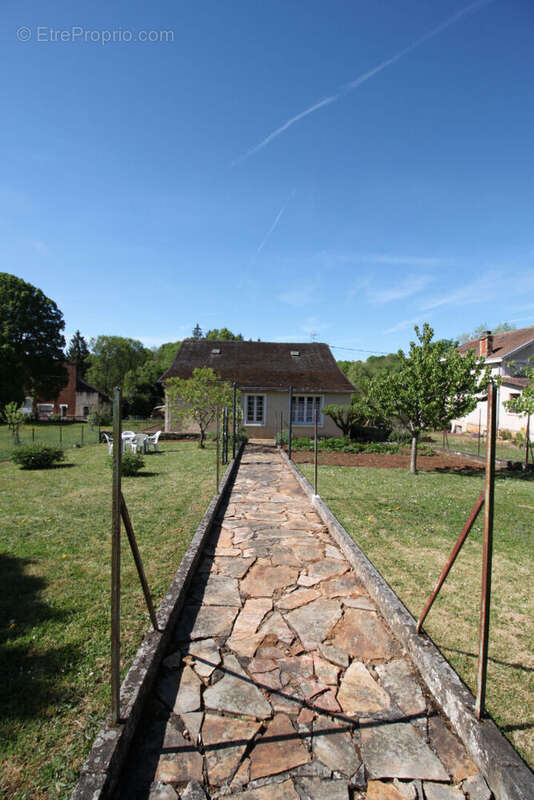 Maison à JAVERLHAC-ET-LA-CHAPELLE-SAINT-ROBERT