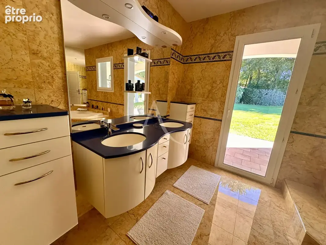 SAINTES - Belle propriété familiale de 186m² sur 2800m² de terrain arboré - photo 12