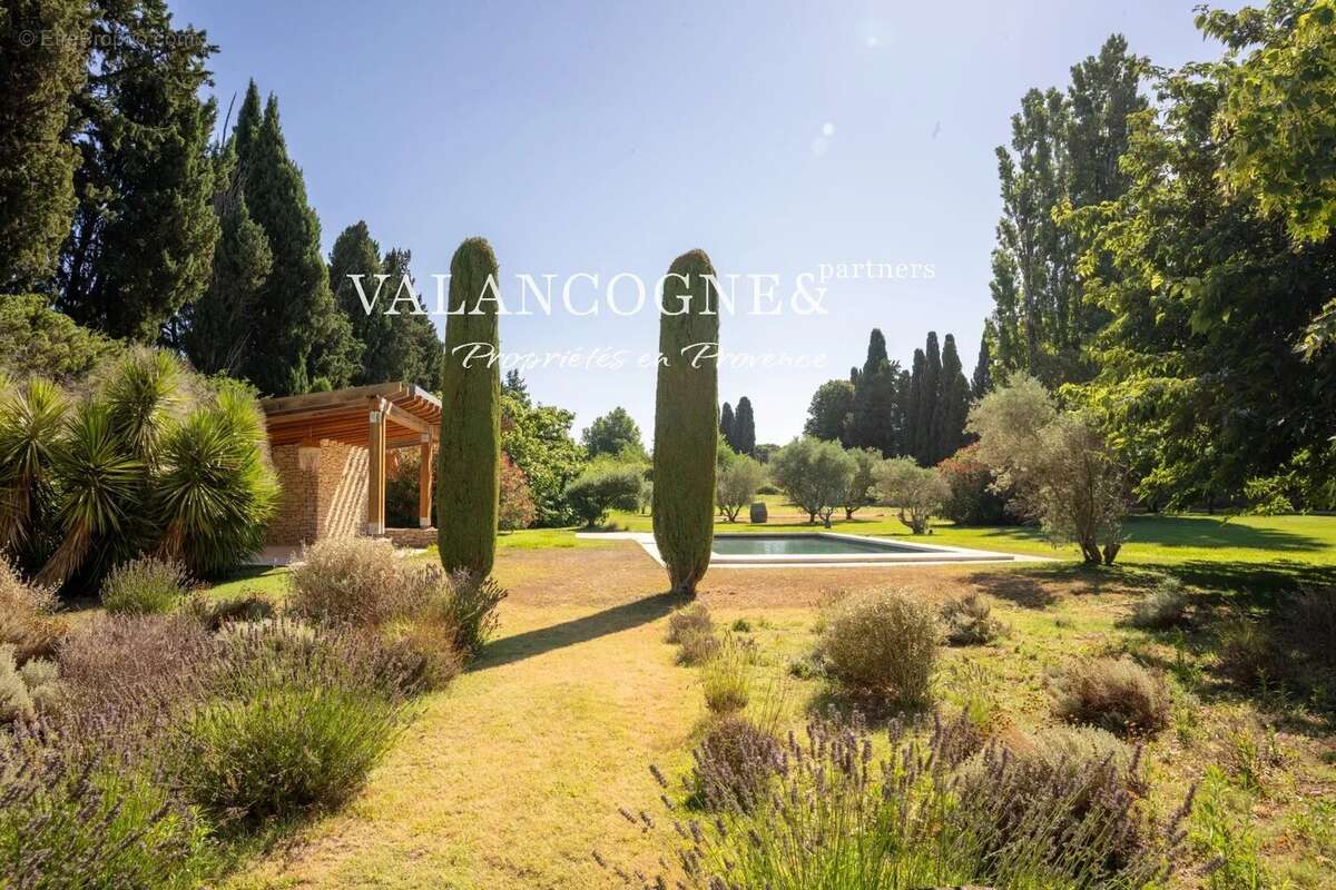 Mas Provençal de Charme avec Piscine et Tennis à Vendre - photo 4