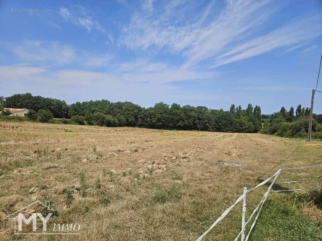 Terrain à FOUGUEYROLLES