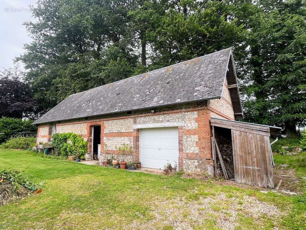 DEPENDANCE AVEC BEAU POTENTIEL - Maison à DAUBEUF-SERVILLE