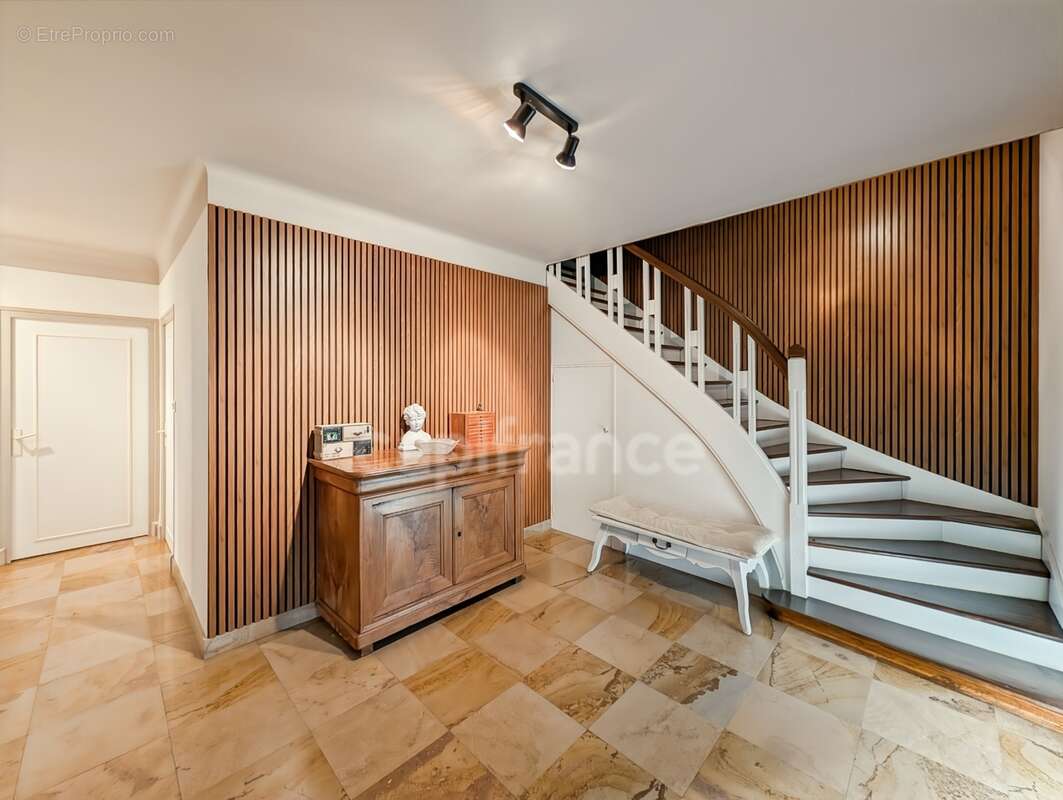 A vendre à 5 mn de Chalon-Sur-Saône (71) cette villa authentique de 189 m² 7 pièces 5 chambres 1 bureau et terrain de 2310 m² - photo 3